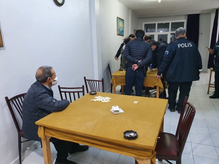 Adana'da Kahvehane Baskınında 8 Kişiye Ceza Kesildi