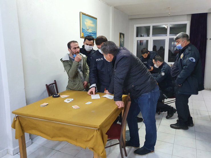 Adana'da Kahvehane Baskınında 8 Kişiye Ceza Kesildi