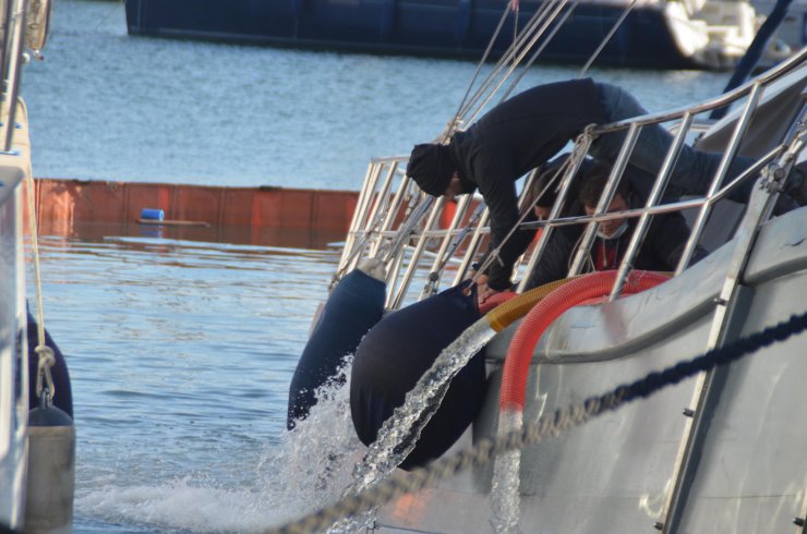 Bodrum Limanı'nda Demirli Tekne Su Alıp, Yan Yattı