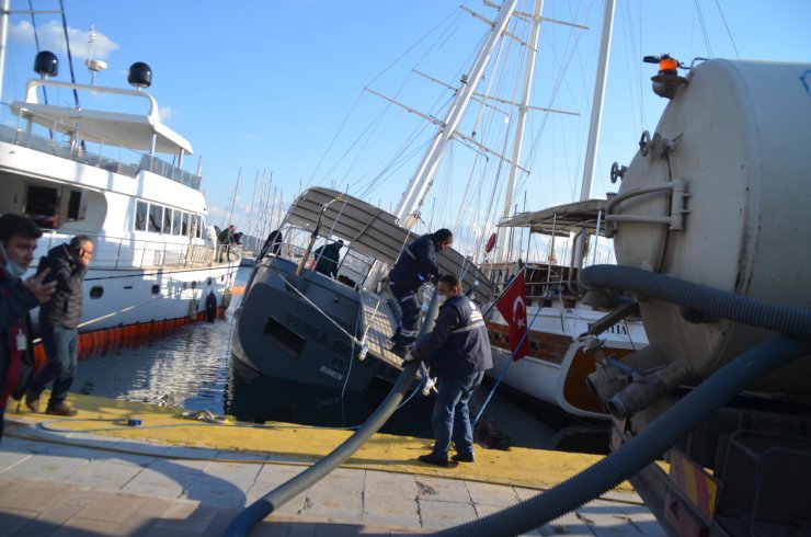 Bodrum Limanı'nda Demirli Tekne Su Alıp, Yan Yattı