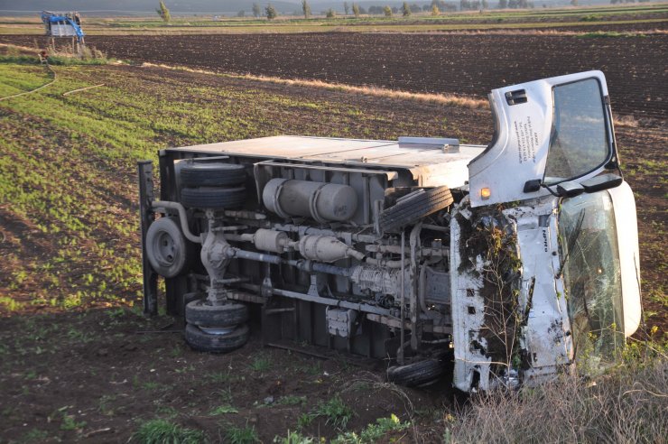 Kontrolden Çıkan Kamyonet Tarlaya Devrildi: 3 Yaralı