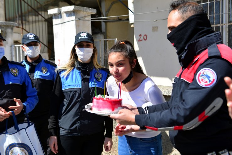 Yunus Polislerinden Nehir’e Doğum Günü Sürprizi