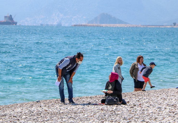 Antalya'da Sahildeki Turiste Pasaport Kontrolü