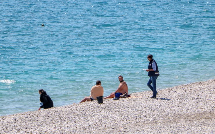 Antalya'da Sahildeki Turiste Pasaport Kontrolü