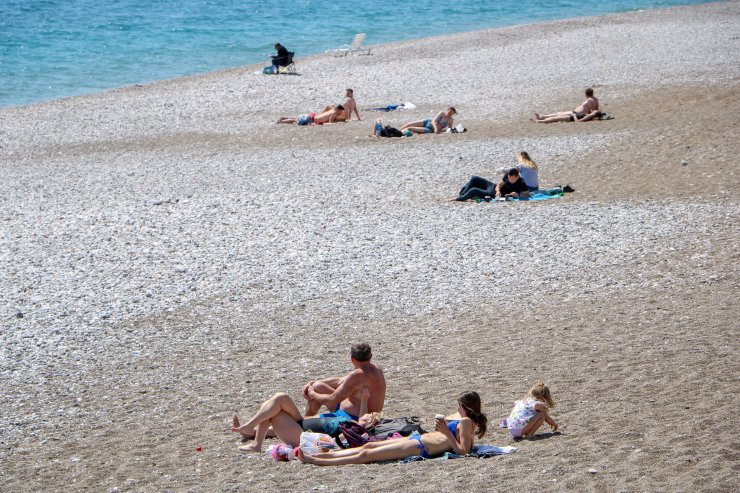 Antalya'da Sahildeki Turiste Pasaport Kontrolü