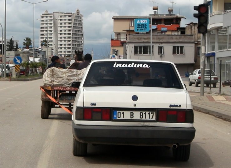 Kurallara Uymayıp, At Arabasıyla Arızalı Otomobil Çektiler