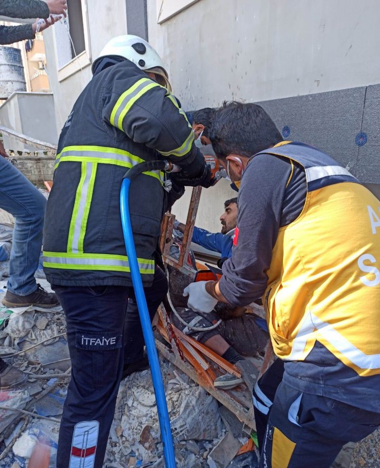 Hatay’da İnşaat İskelesi Çöktü 2 İşçi Yaralandı