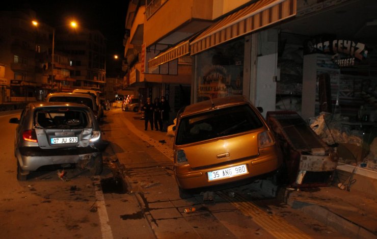 Otomobil Park Halindeki Araca, Ardından Da Çeyiz Mağazasının Vitrinine Çarptı