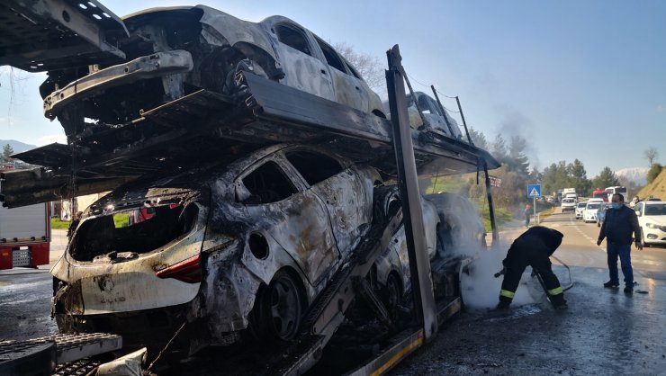 Tır'da Çıkan Yangında Dorsede Bulunan Sıfır Kilometre 6 Araç Yandı