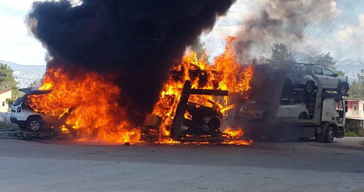 Tır'da Çıkan Yangında Dorsede Bulunan Sıfır Kilometre 6 Araç Yandı