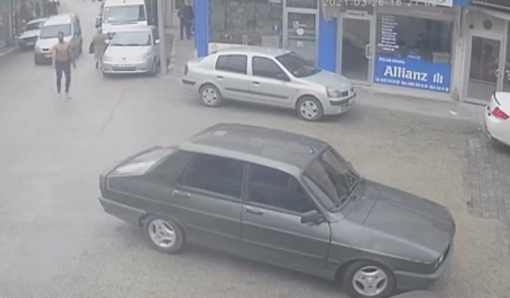 Üstsüz Genç Binince, Otomobilini Bırakıp Kaçtı