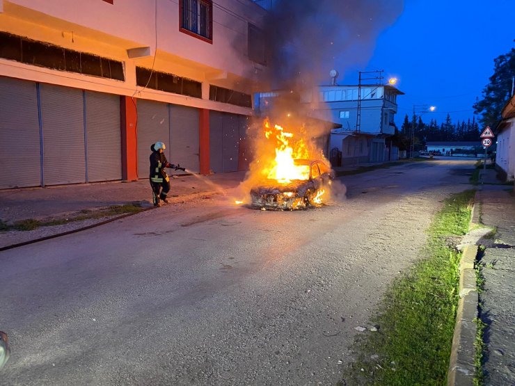 Adana'da Alev Alan Otomobil, Kullanılmaz Hale Geldi