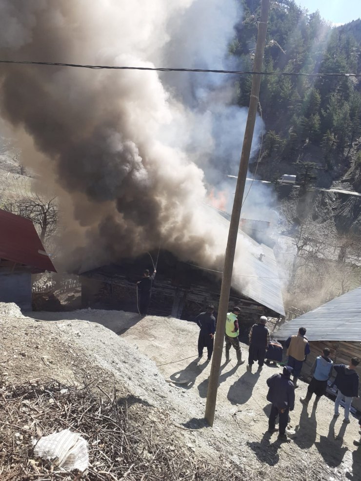 Feke'de Yangın Çıkan Ev, Kullanılamaz Hale Geldi