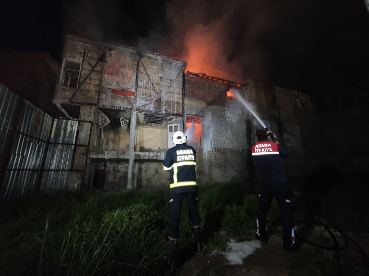 Yangına Mahsur Kalan Kedi, Yanmaktan Son Anda Kurtarıldı