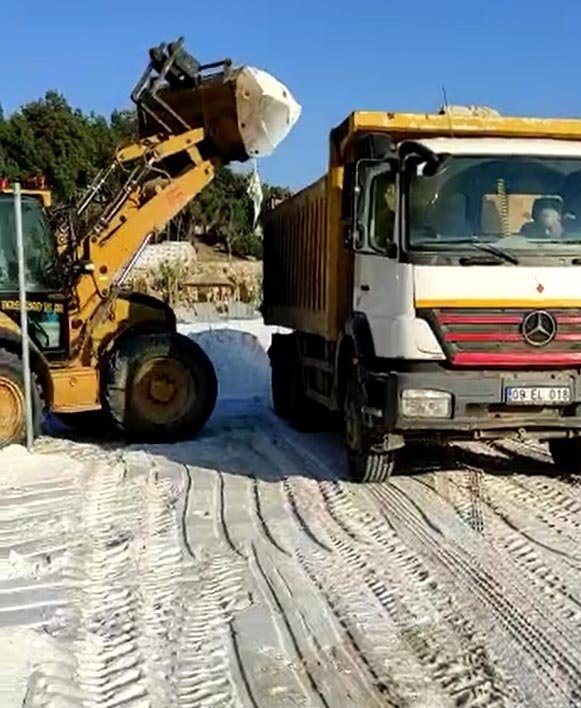 Bodrum'da Plaja Dökülen Kuvars Tozu, İş Makineleriyle Kaldırılmaya Başlandı