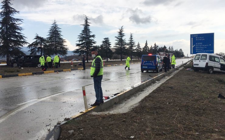 Isparta'da Minibüsle Hafif Ticari Araç Çarpıştı: 3 Ölü, 8 Yaralı (1)