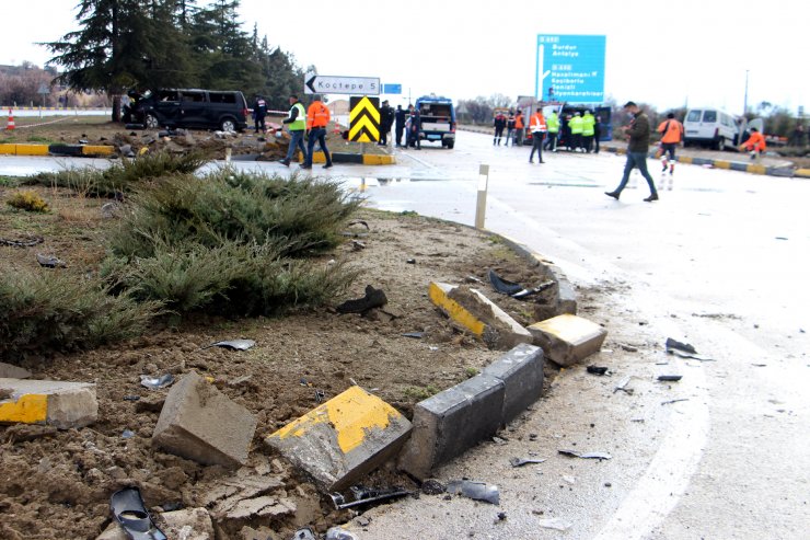 Isparta'da Minibüsle Hafif Ticari Araç Çarpıştı: 3 Ölü, 8 Yaralı (2)- Yeniden