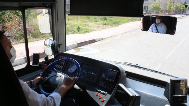 Darbedilen Kadını Kurtaran Otobüs Şoförüne Bıçak Çekip, Tehdit Ettiler