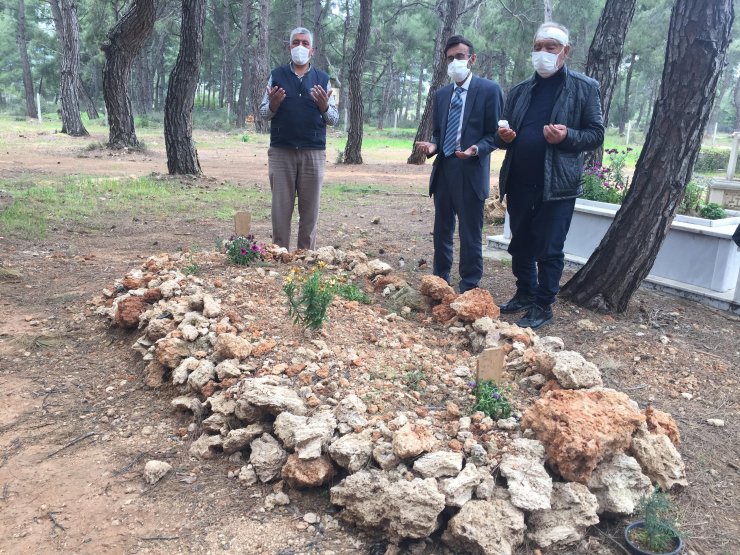 Hayata Bağladığı Hastaları, Tuncer Hocayı Mezarı Başında Andı