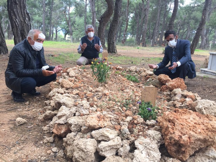 Hayata Bağladığı Hastaları, Tuncer Hocayı Mezarı Başında Andı