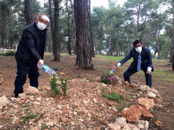 Hayata Bağladığı Hastaları, Tuncer Hocayı Mezarı Başında Andı