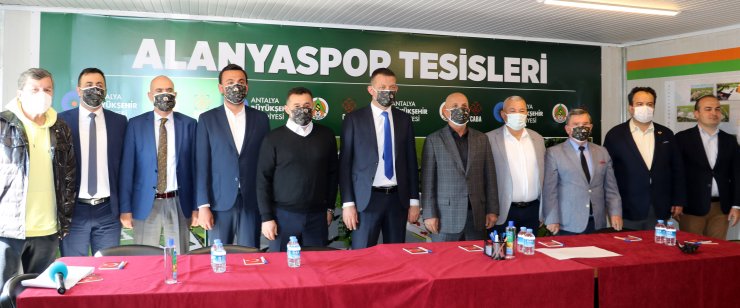 Alanyaspor Başkanı Çavuşoğlu, Kepçenin Başında Tesislerin Temelini İnceledi