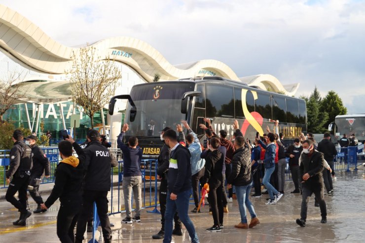 Galatasaray Kafilesi Hatay'da Çiçeklerle Karşılandı