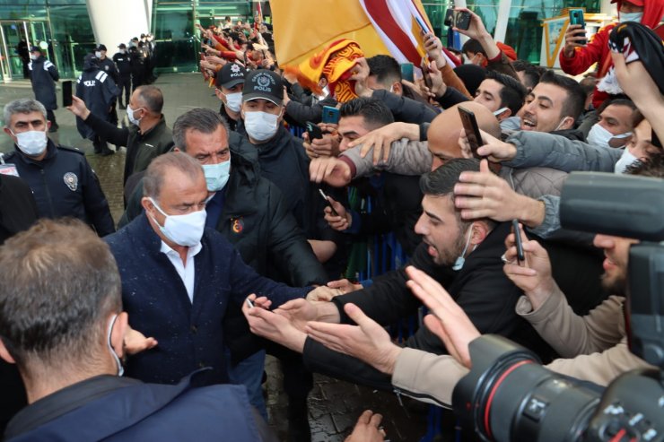 Galatasaray Kafilesi Hatay'da Çiçeklerle Karşılandı