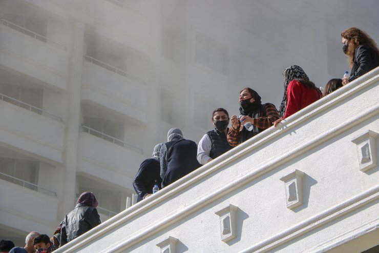 Otelde Yangın Çıktı; Terasa Çıkan Müşteriler Zor Anlar Yaşadı