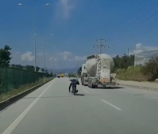 Üzerine Uzandığı Motosikleti Tek Eliyle Kullanan Sürücü Yürekleri Ağza Getirdi