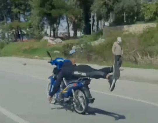 Üzerine Uzandığı Motosikleti Tek Eliyle Kullanan Sürücü Yürekleri Ağza Getirdi