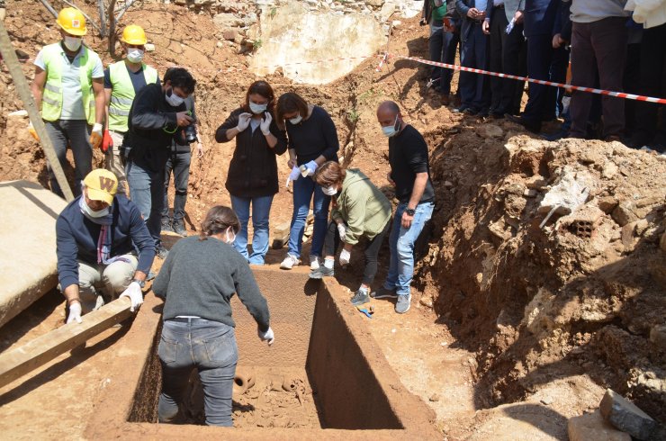 İnşaat Kazısında Bulunan 2 Bin 400 Yıllık Lahidin Kapağı Bakan Ersoy'un Katıldığı Törenle Açıldı
