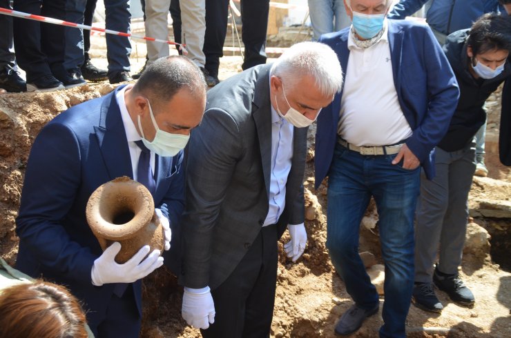 İnşaat Kazısında Bulunan 2 Bin 400 Yıllık Lahidin Kapağı Bakan Ersoy'un Katıldığı Törenle Açıldı