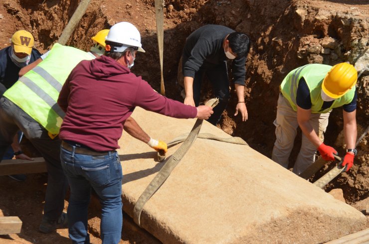 İnşaat Kazısında Bulunan 2 Bin 400 Yıllık Lahidin Kapağı Bakan Ersoy'un Katıldığı Törenle Açıldı