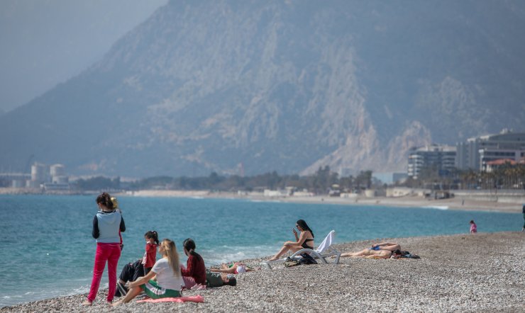 Konyaaltı Sahili Kısıtlamadan Muaf Turistlere Kaldı