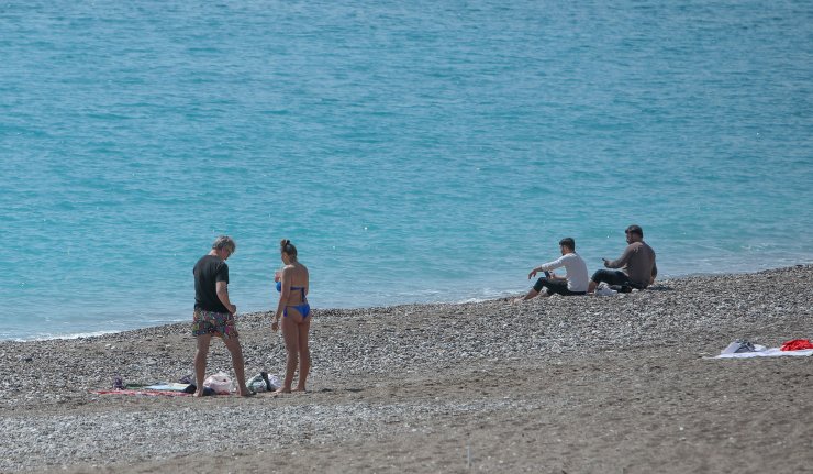 Konyaaltı Sahili Kısıtlamadan Muaf Turistlere Kaldı