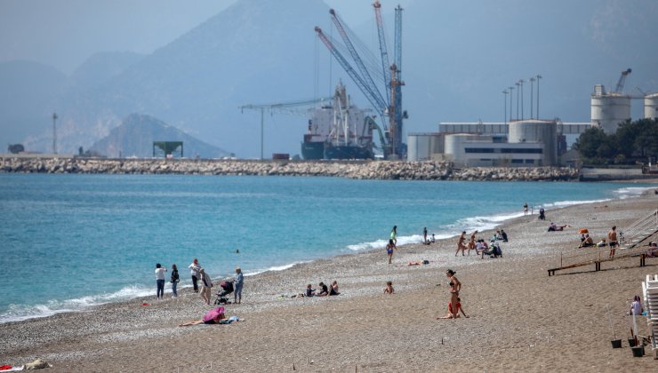 Konyaaltı Sahili Kısıtlamadan Muaf Turistlere Kaldı