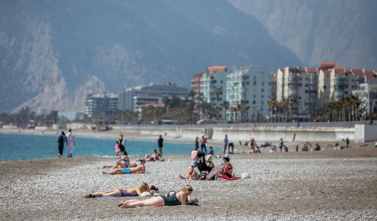 Konyaaltı Sahili Kısıtlamadan Muaf Turistlere Kaldı