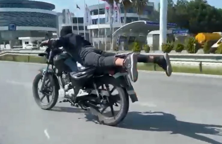 Motosikletli Gençlerin Tehlikeli Sürüşü Kamerada