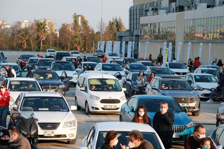 Portakal Çiçeği Karnavalı'nda Otomobilde Konser