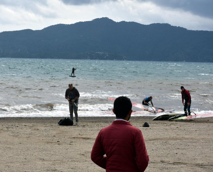 Marmaris'te Rüzgarlı Havada Sörf Keyfi