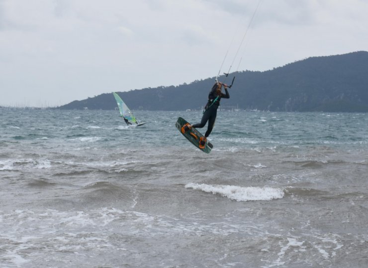 Marmaris'te Rüzgarlı Havada Sörf Keyfi