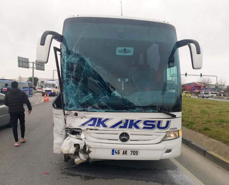 Antalya'da Yolcu Otobüsü İle Tarım İşçilerinin Aracı Çarpıştı: 6 Yaralı