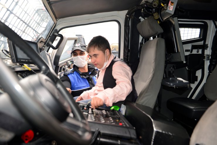 Polisin Operasyon Araçları Bu Kez Engelli Çocuklar İçin Çalıştı