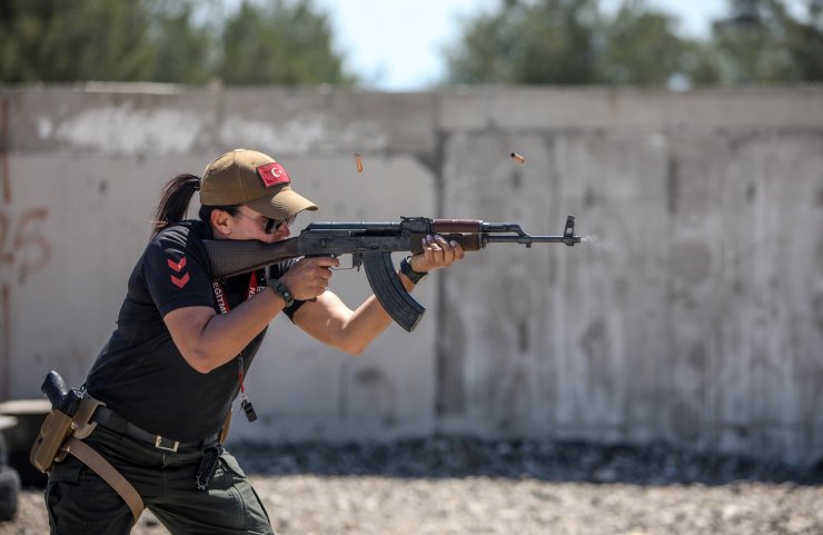 Antalya Emniyetinin 'lara Croft'una, Mermi Sesi Müzik Gibi