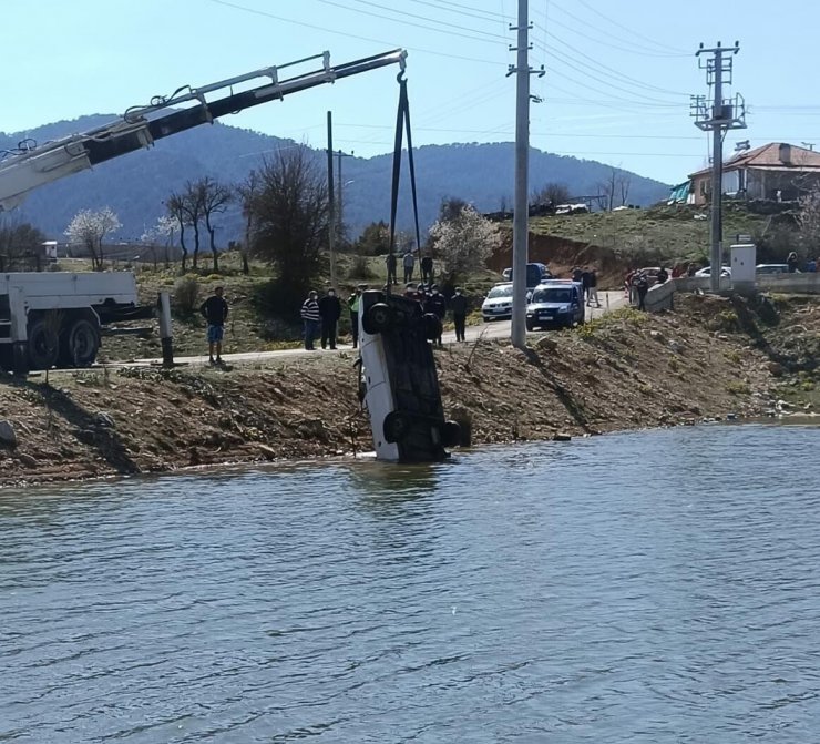 El Frenini Çekmeyi Unuttu, Gölete Uçan Kamyonetteki Eşi Öldü