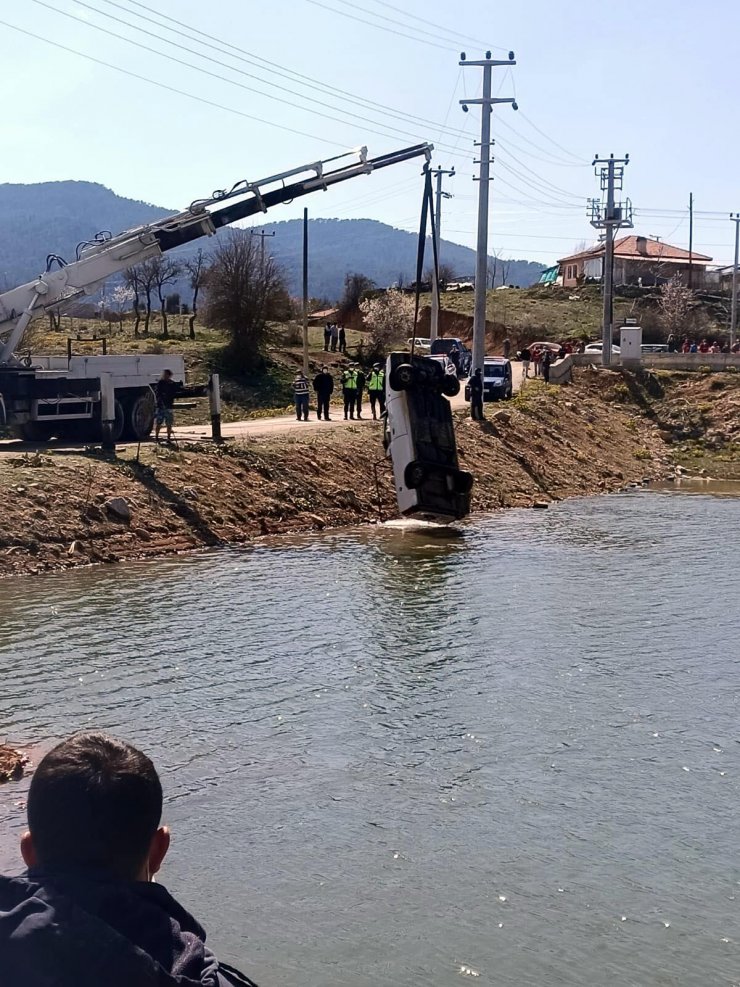 El Frenini Çekmeyi Unuttu, Gölete Uçan Kamyonetteki Eşi Öldü