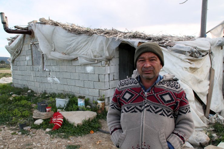 Felçli Kadın Ağıldan Bozma Barakada Yaşamaya Çalışıyor