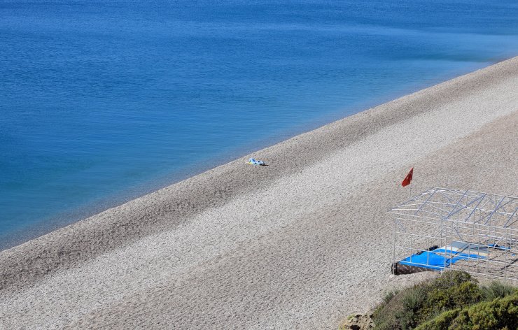 Konyaaltı Sahili'nde Güneşlenen Tek Turist