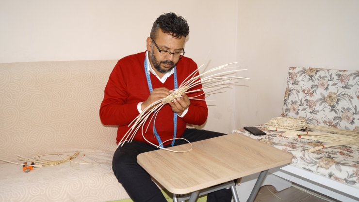 Salgın Nedeniyle Memleketine Dönen Sunucu Sepet Örüyor